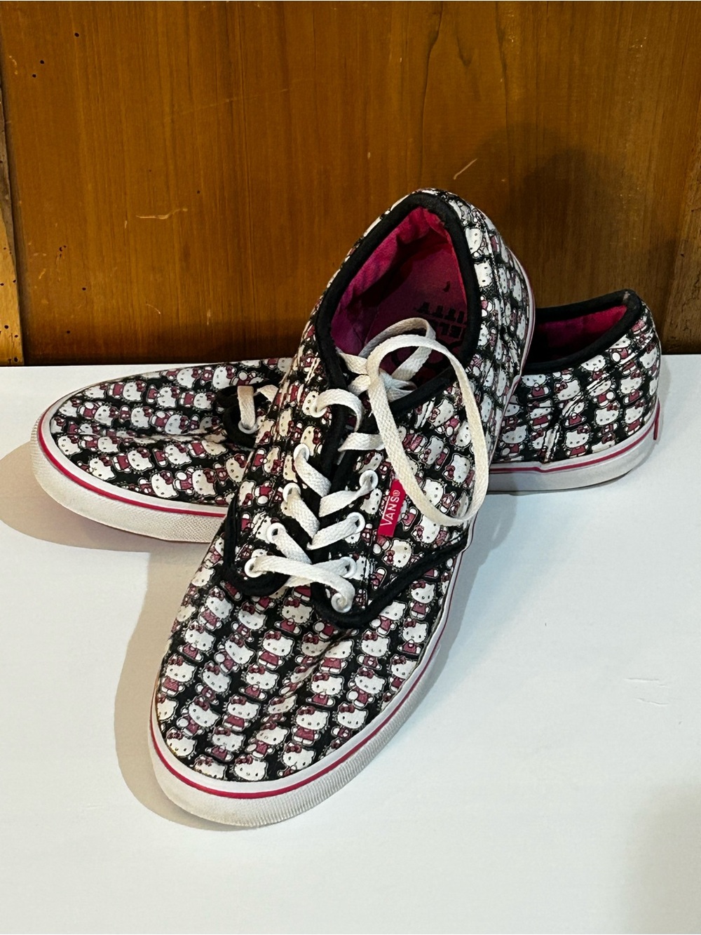 Vans women’s Hello Kitty Low-Top Women's Sneakers shoes Size 8
